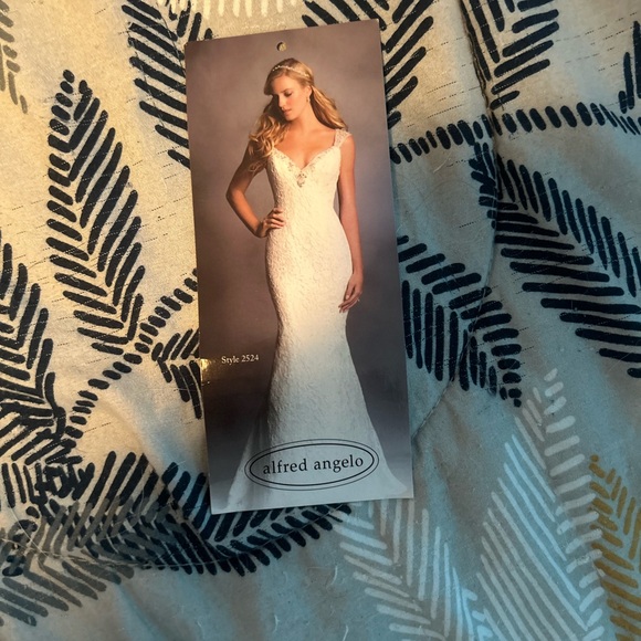 Selling a beautiful wedding dress white fits one the height of 52 weight of 150 - Picture 2 of 7